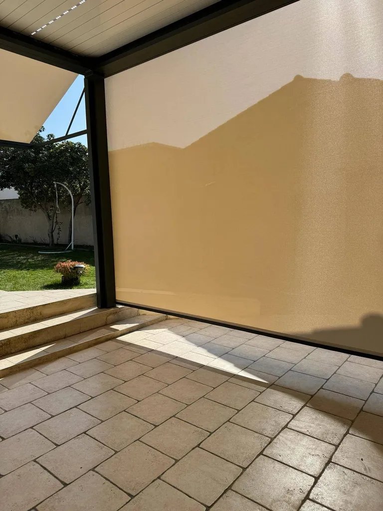 Pergola bioclimatique marquises open IT avec store zip gris anthracite 