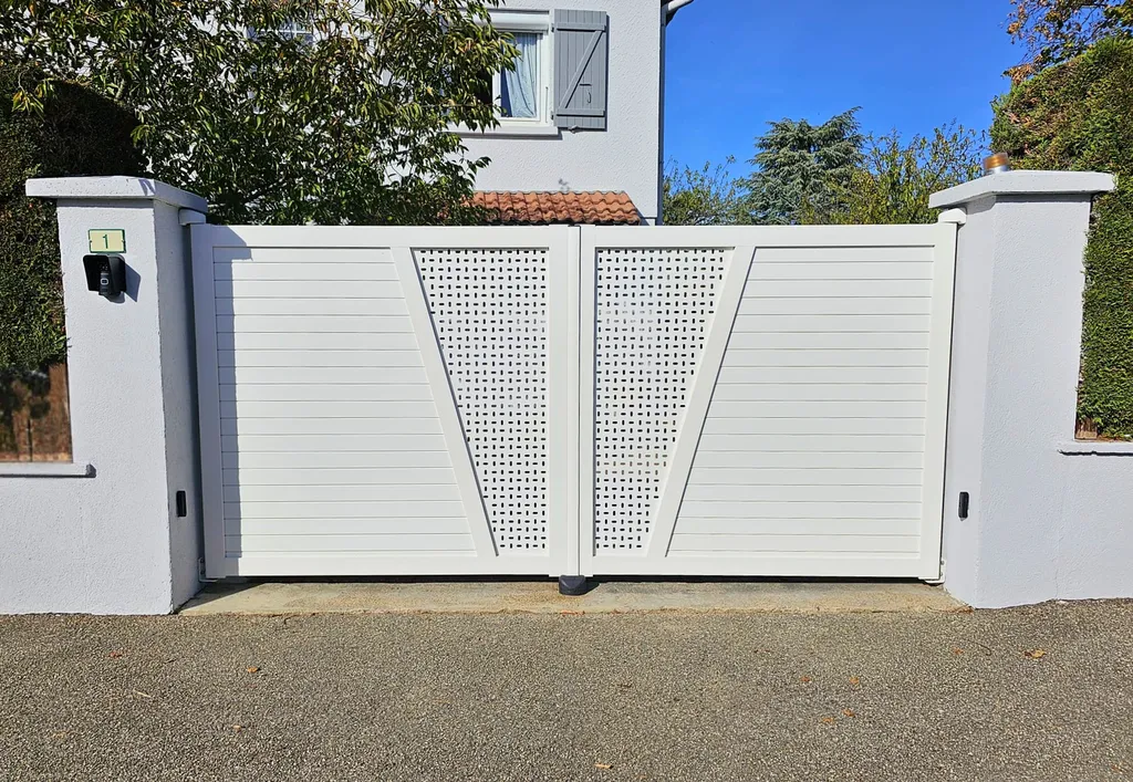 Fabrication et installation d'un portail battant motorisé 3 Baies micro-perforé, en aluminium blanc à Roanne (42)