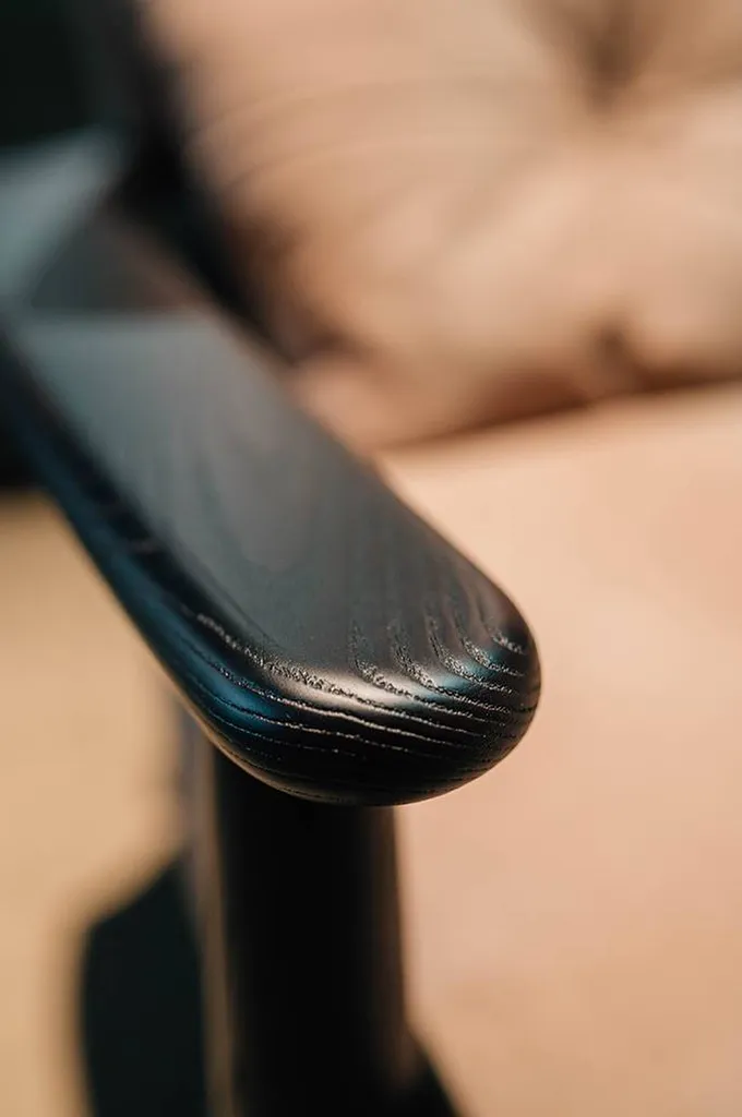 fauteuil en cuir et en bois confortable à hyères près de la velette-du-var