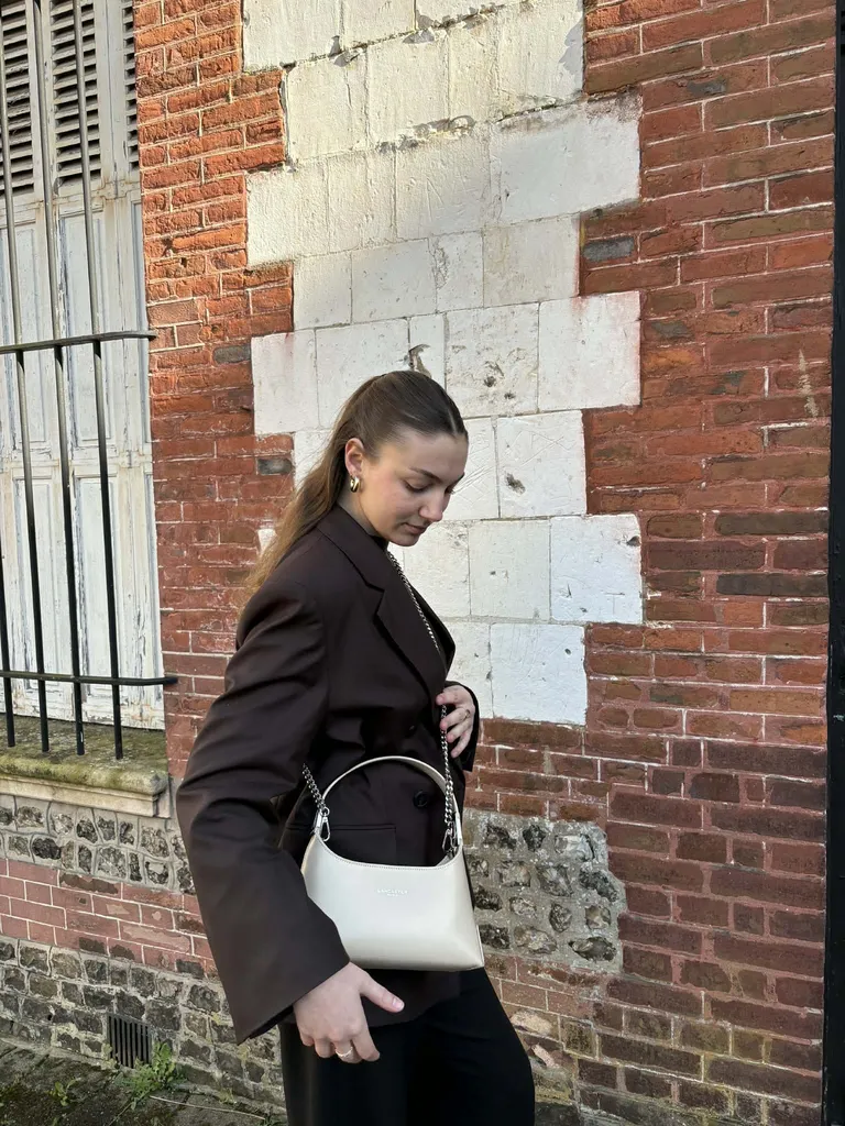 Sac Lancaster en cuir beige disponible chez Evasion à Eu