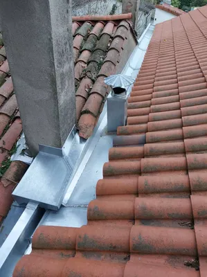 Couvreur à Pau rénovation zinguerie remplacement entourage cheminée en zinc et chéneau pour une toiture étanche et protégée durablement devis gratuit