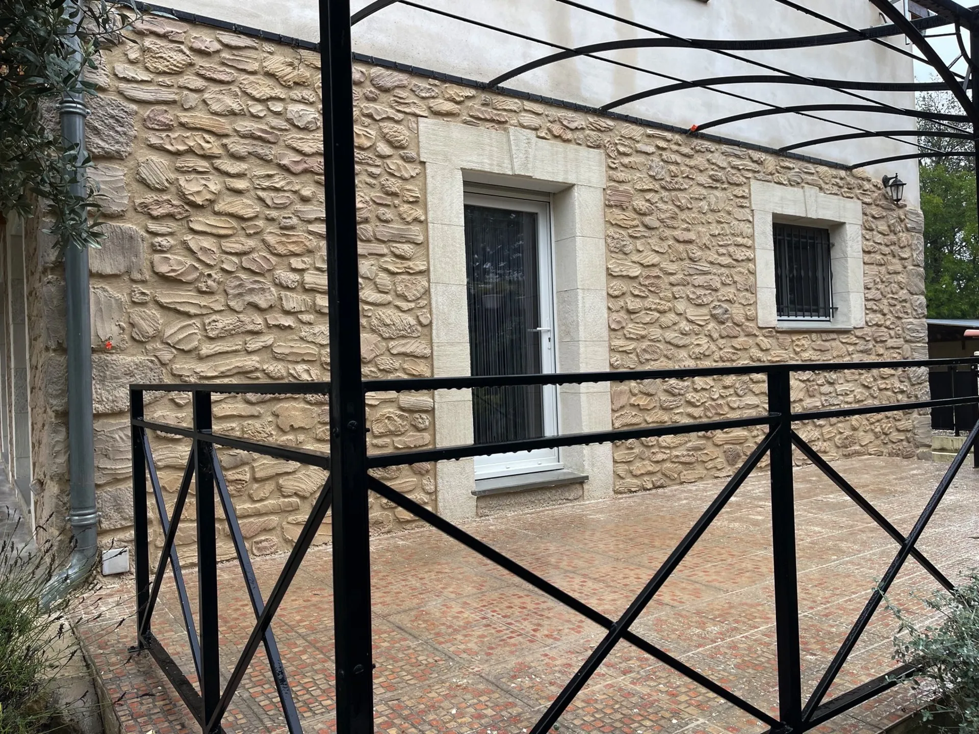 Ravalement de façade en Pierre d’une terrasse à Corneilhan proche de Béziers