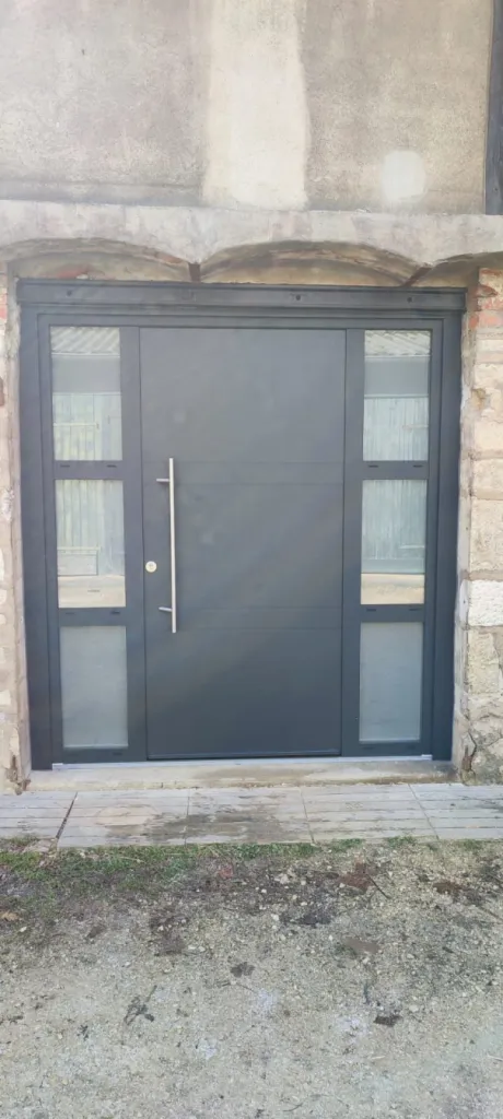 Installation d’une porte d’entrée aluminium monobloc SILLAGE modèle COQUELICOT sécurisée à Dijon en Côte-d’Or