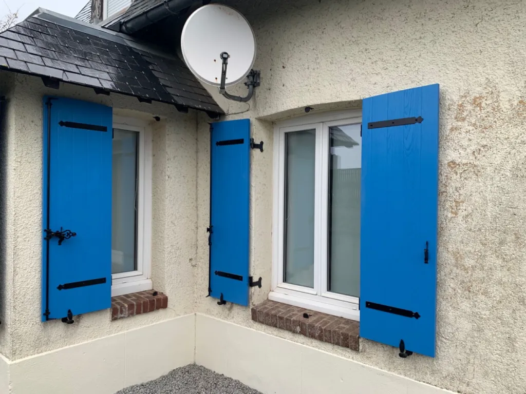 Réalisation de volets fibre résine sans entretien aspect bois secteur Bordeaux St clair, Etretat, St Jouin Bruneval, Fécamp proche Goderville (76)