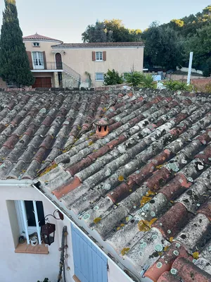 Traitement de toiture à Six Fours les plages par décrassant nettoyage et hydrofuge incolore 