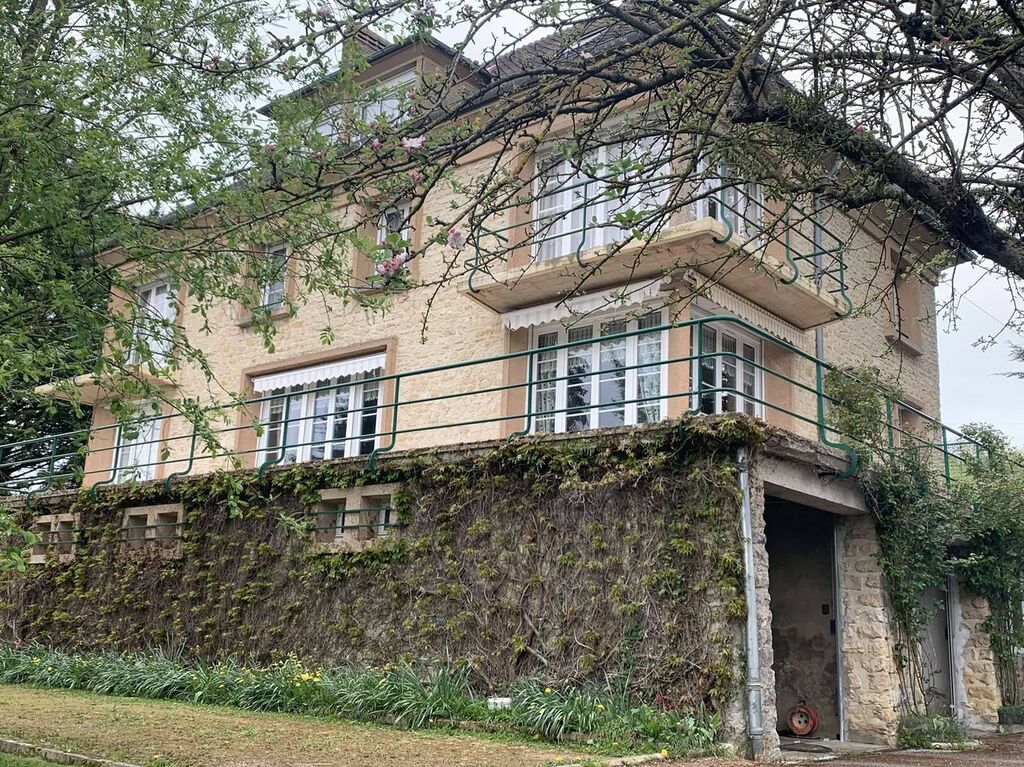 VIMOUTIERS (ORNE) : Grande maison en pierres avec parc arboré