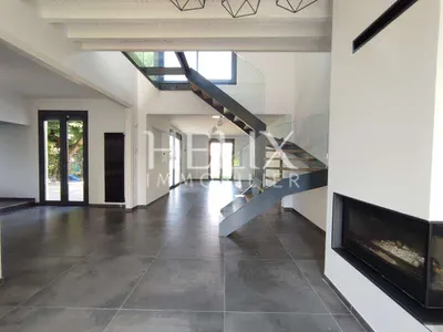 Séjour vue cheminée d'une maison à Mesnil Le Roi 