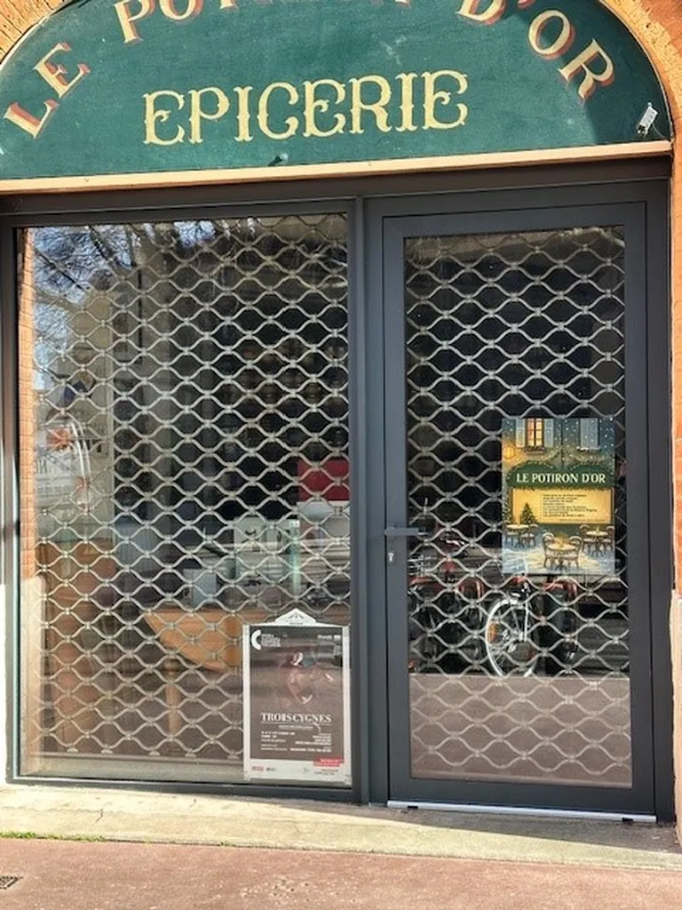 Fenêtres sur mesure : fabrication et pose par un menuisier artisan spécialisé en menuiseries bois, alu et PVC depuis plus de 40 ans à Toulouse