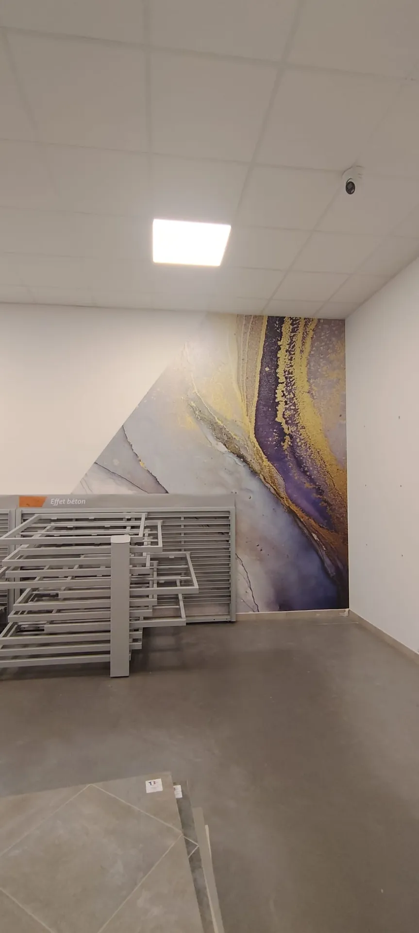 Habillage intérieur trompe-l’œil et création de signalétique intérieure pour valoriser l’identité visuelle de votre magasin à Toulouse