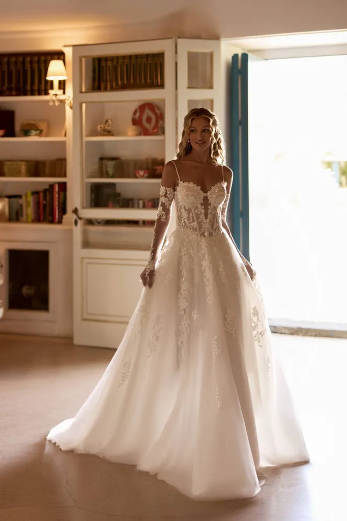 Robe de mariée trapèze avec fines bretelles à Marseille centre-ville