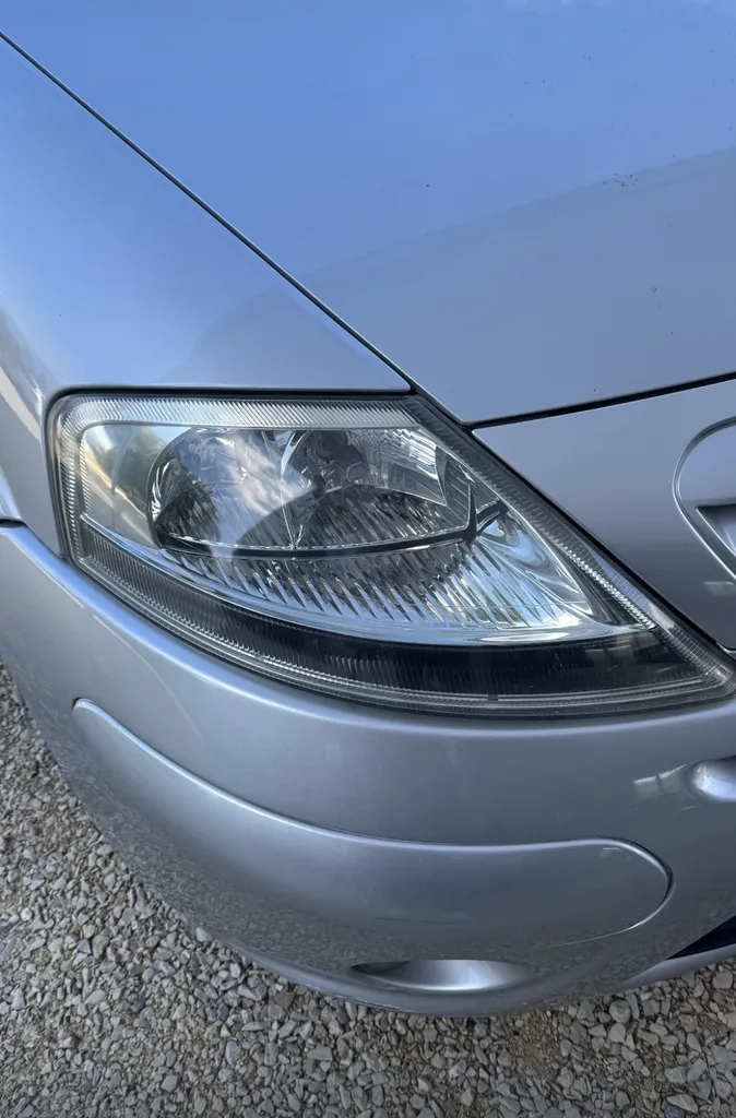 Rénovation complète des phares ternis d'une Fiat Panda grise pour passer le contrôle technique à Saint-Julien-en-Genevois en Haute-Savoie