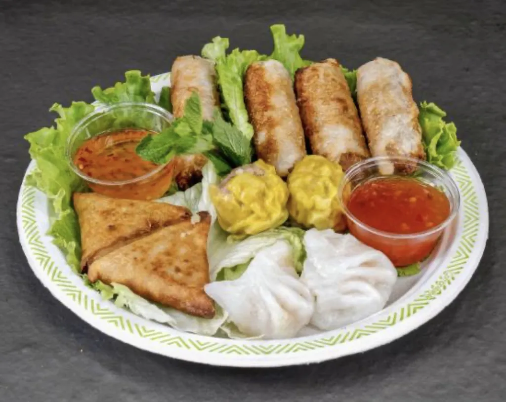 Assiette mix Chifoumi : mix de 10 pièces (nems, samoussa, gyoza, hakao) chez Chifoumi a Aix En Provence