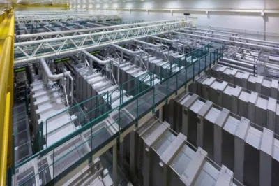 Hall d'amplification du LMJ du CEA CESTA, dégraissage, décapage et passivation par les équipes de DBP Aquitaine.