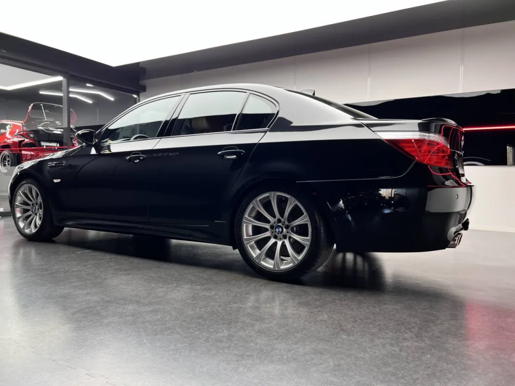 BMW M5 E60 - SUPPRESSION MICRO-RAYURES - TRAITEMENT CERAMIQUE - 59 LE QUESNOY