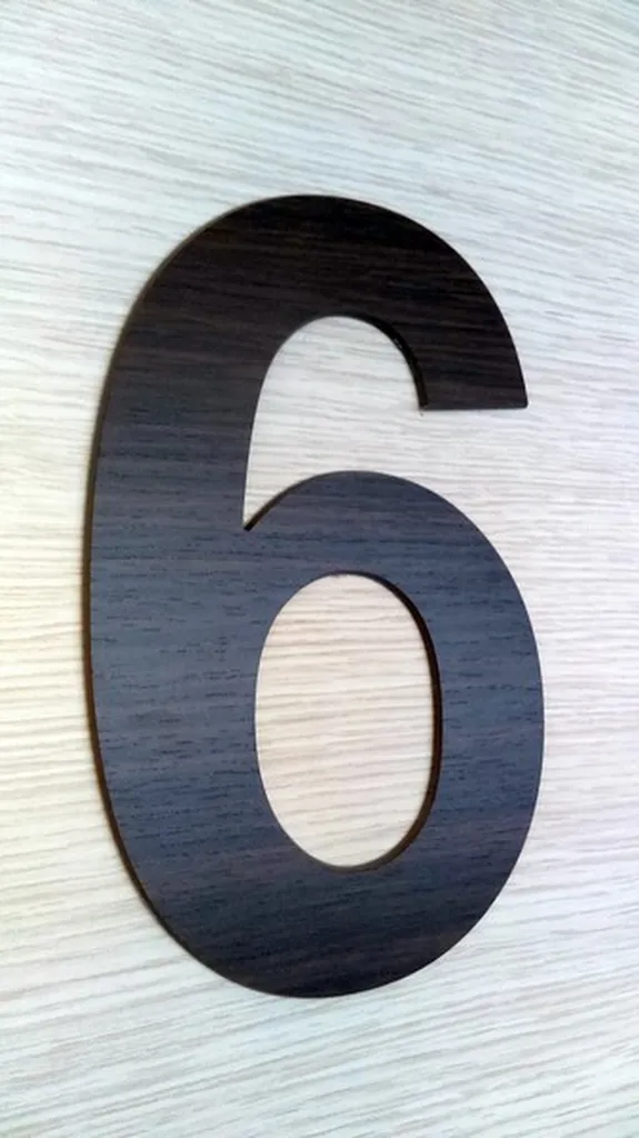 Création de chiffres en relief muraux pour l’identification de chaque étage d’un bâtiment d’entreprises à Valence dans la Drôme