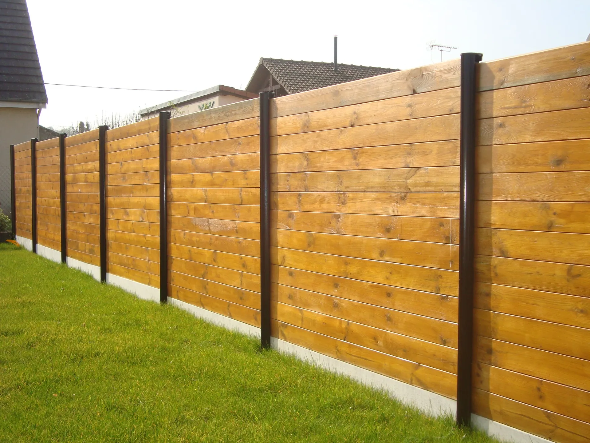 Pose de Clôture Occultante Mixte Acier et Bois, Modèle Résistant Esthétique à Deauville dans le Calvados 14 et Trouville-sur-Mer