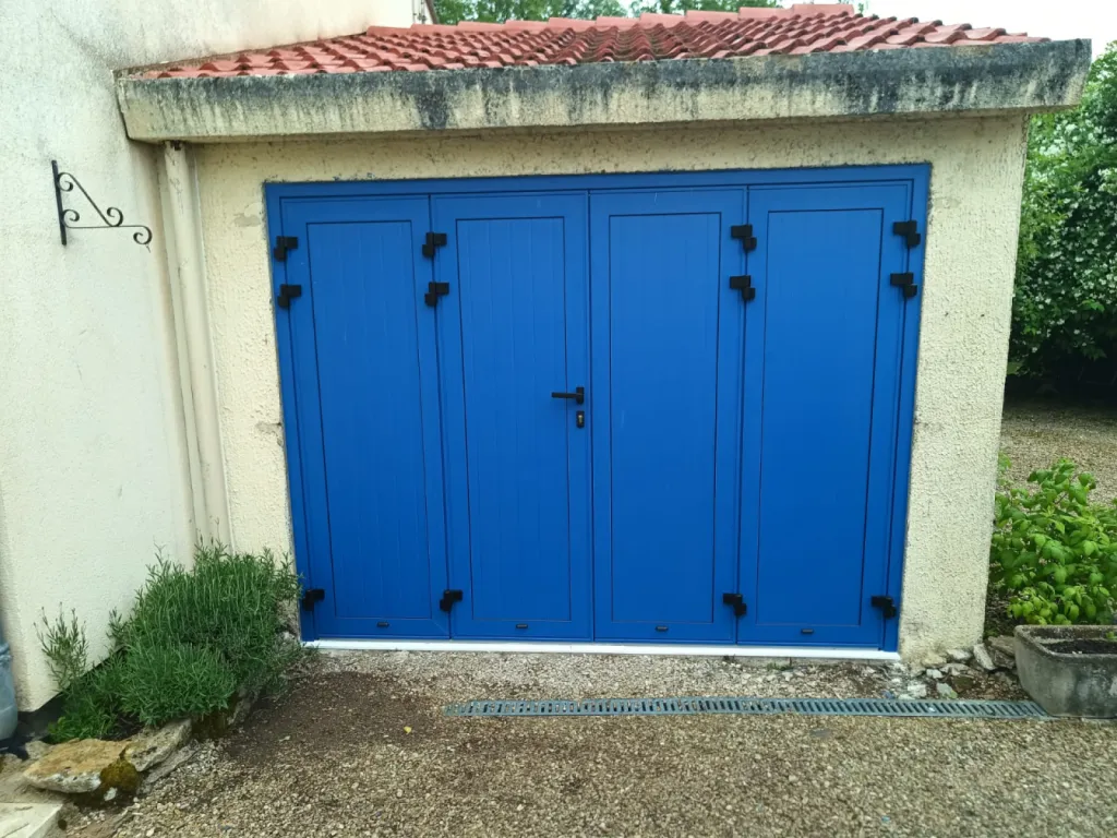 Installation d’une porte de garage aluminium traditionnelle CYLLENE avec portillon intégré à Collonges-et-Premières en Côte-d’Or