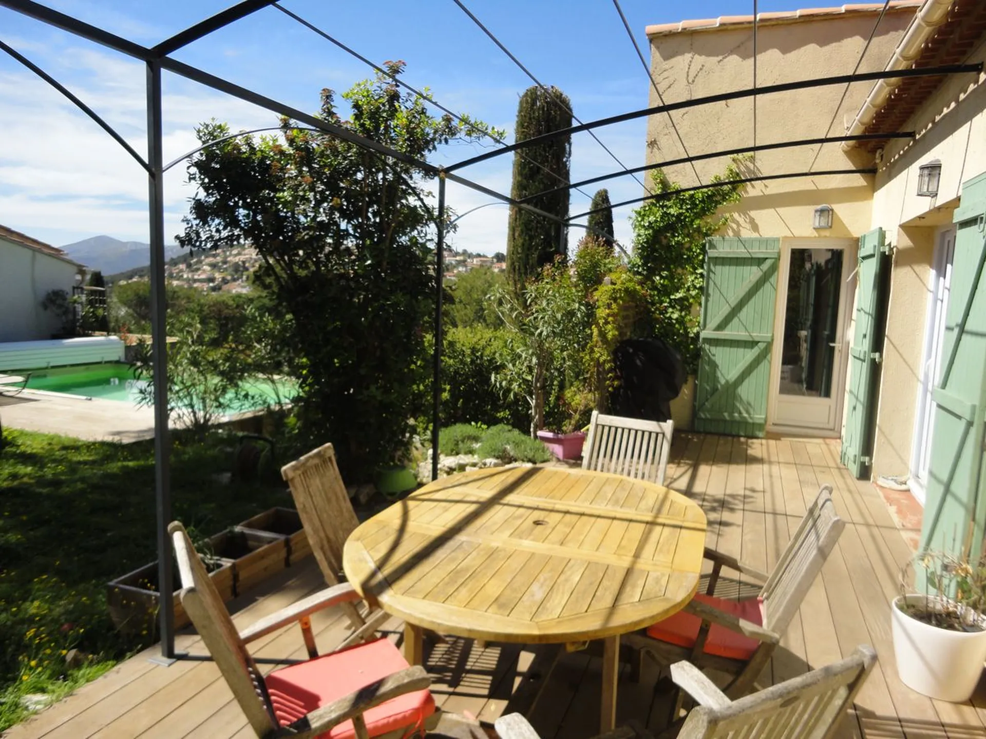 vente villa Carnoux en Provence quartier recherché, avec studio, piscine et grand sous sol