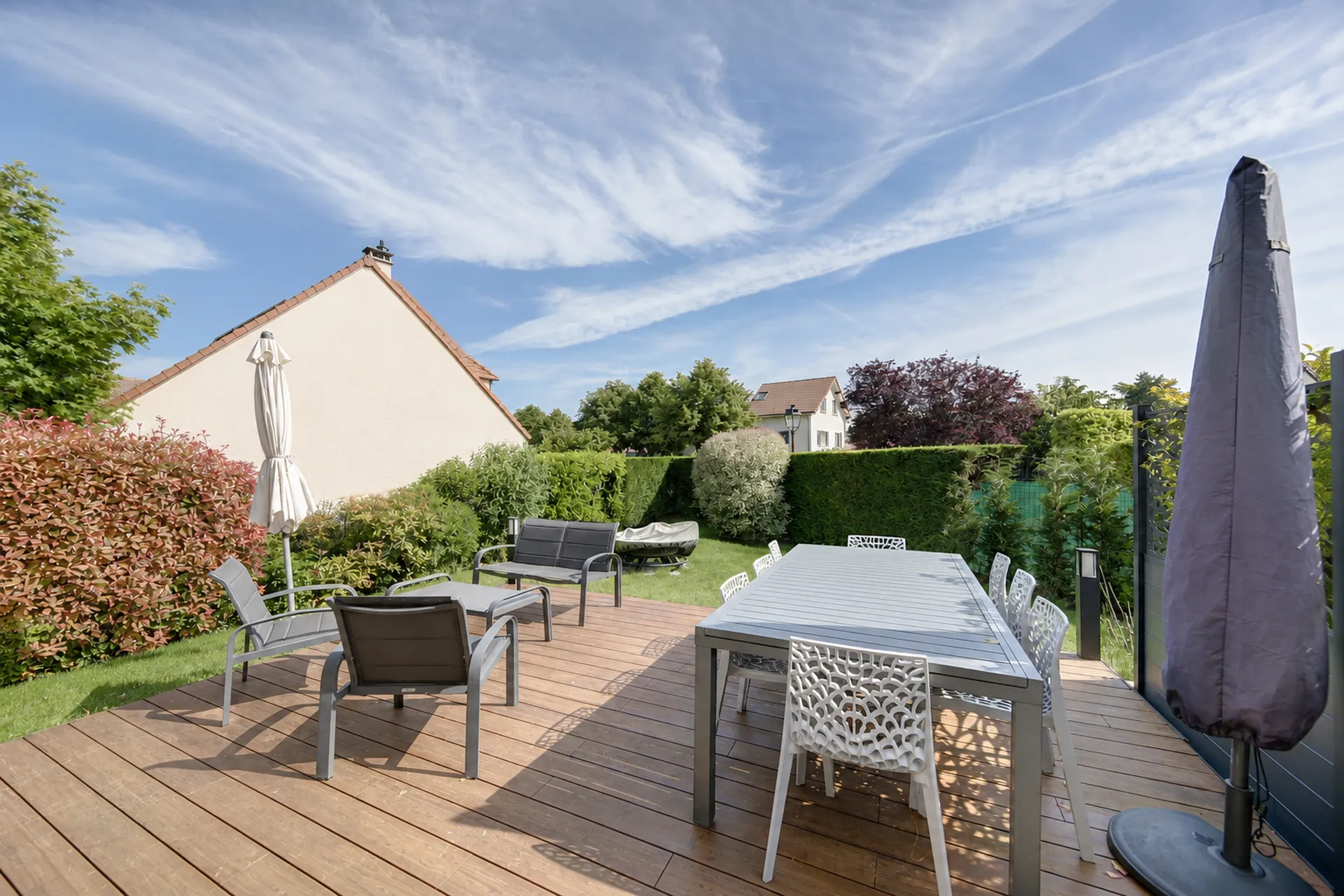 Exclusivité élégante maison meublée avec des prestations contemporaines entre le  lycée international de Saint-Germain-en -Laye et le centre-ville de Saint-Germain-en-Laye.