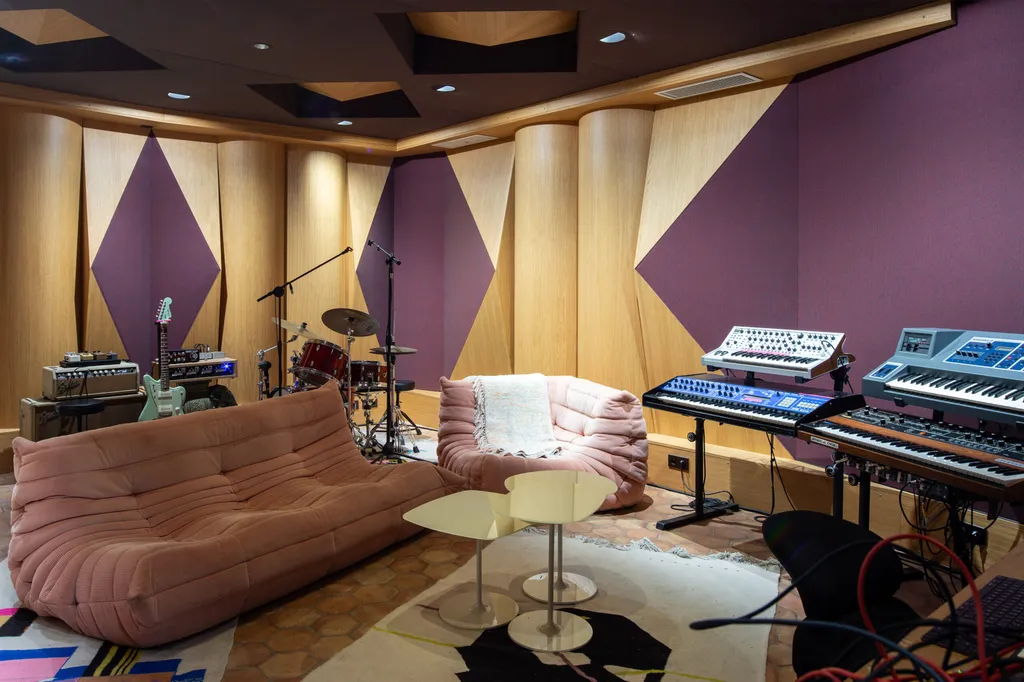 Le cabinet AKIKO ARCHITECTURE conçoit un espace de création enveloppant, pensé pour l’inspiration des artistes : volumes courbes, bois naturel et acoustique haute précision