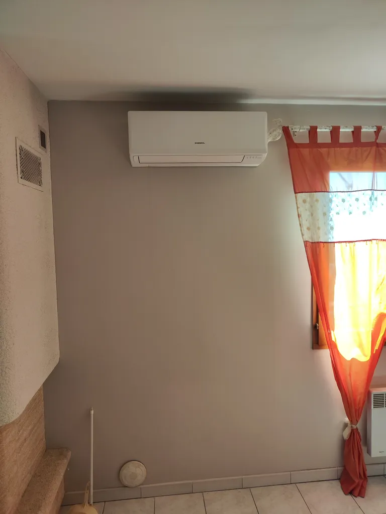 Unité intérieure dans le salon d'une villa à Thézan les Béziers dans le 34