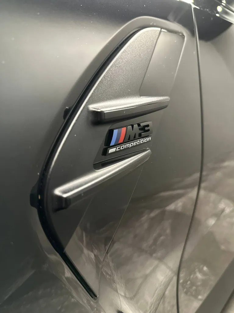 Lustrage brillance sur une BMW M3 Compétition à notre atelier au Mans (72)