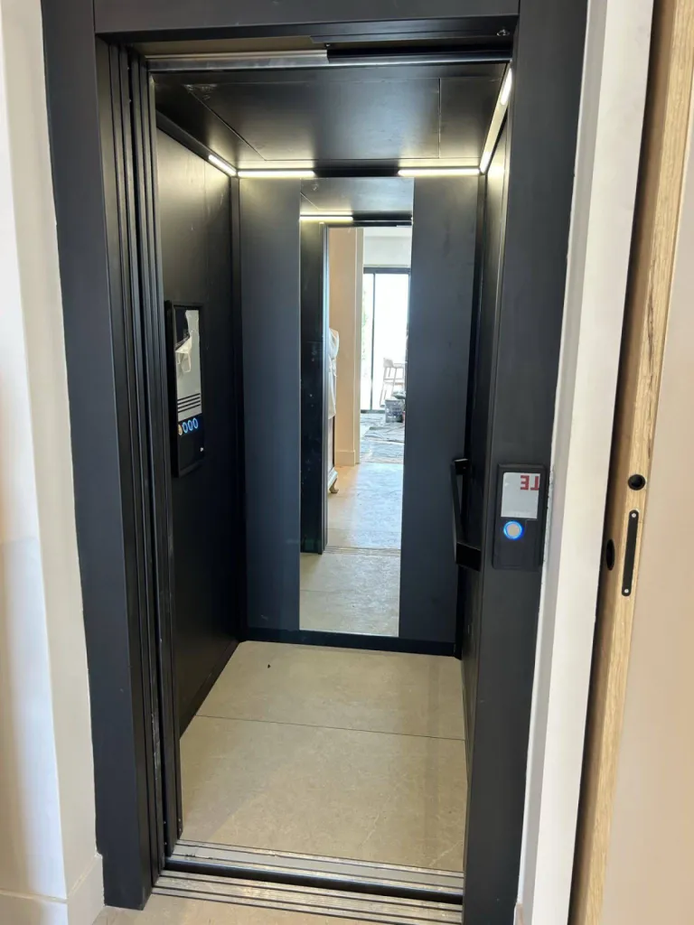 EcranTFT intégré aux parois cabines pour cet élévateur VIMEC ARIA à Cassis près de Marseille