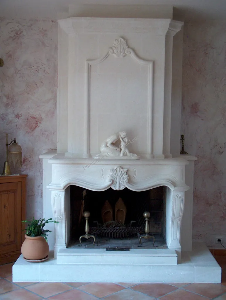 Cheminée et hotte trumeau en pierre blanche d'Estaillades type Régence