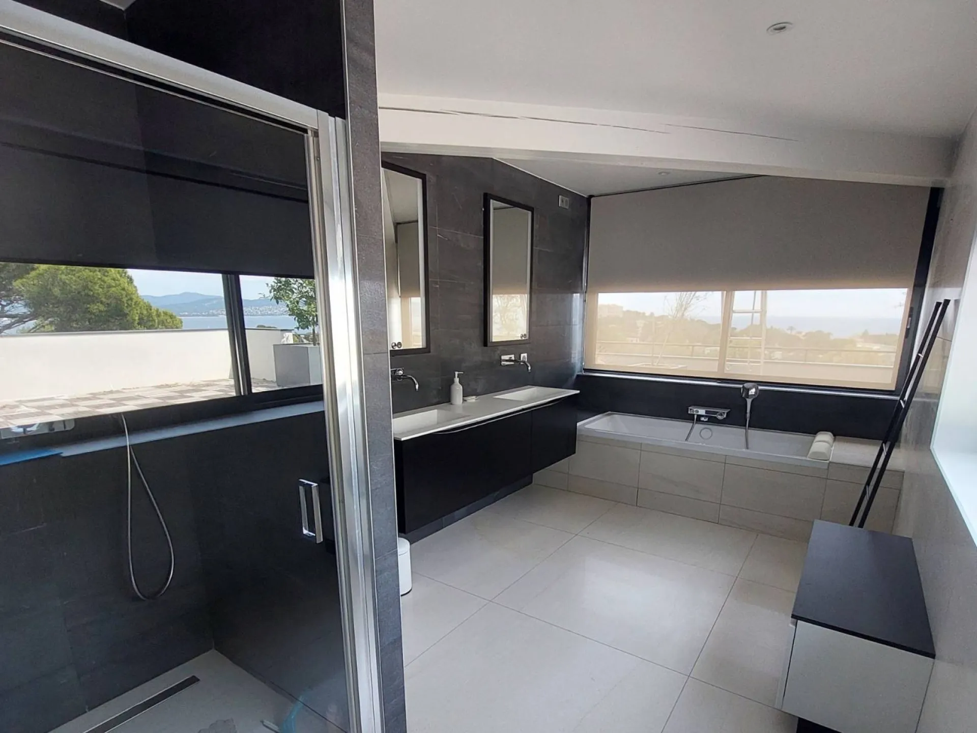Rénovation de salle de bain moderne en travaux d'intérieur à Toulon dans le Var