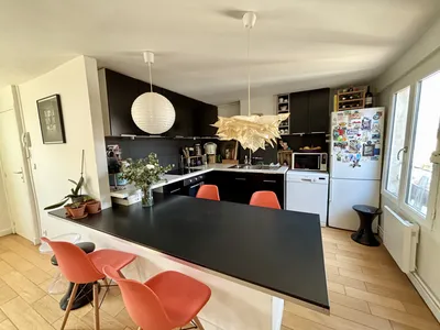 Grand appartement de 136M² avec un studio indépendant dans le centre ville Saint Germain En Laye .