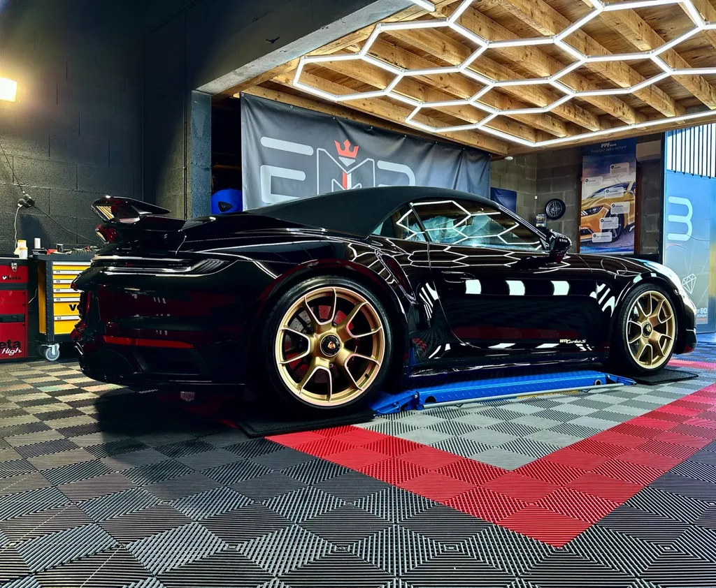 protection PPF automobile Lyon traitement céramique carosserie Porsche 992 Turbo S cabriolet 