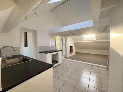 Vue Tour Eiffel centre ville à Saint Germain en Laye, magnifique appartement agrémenté d'une terrasse 