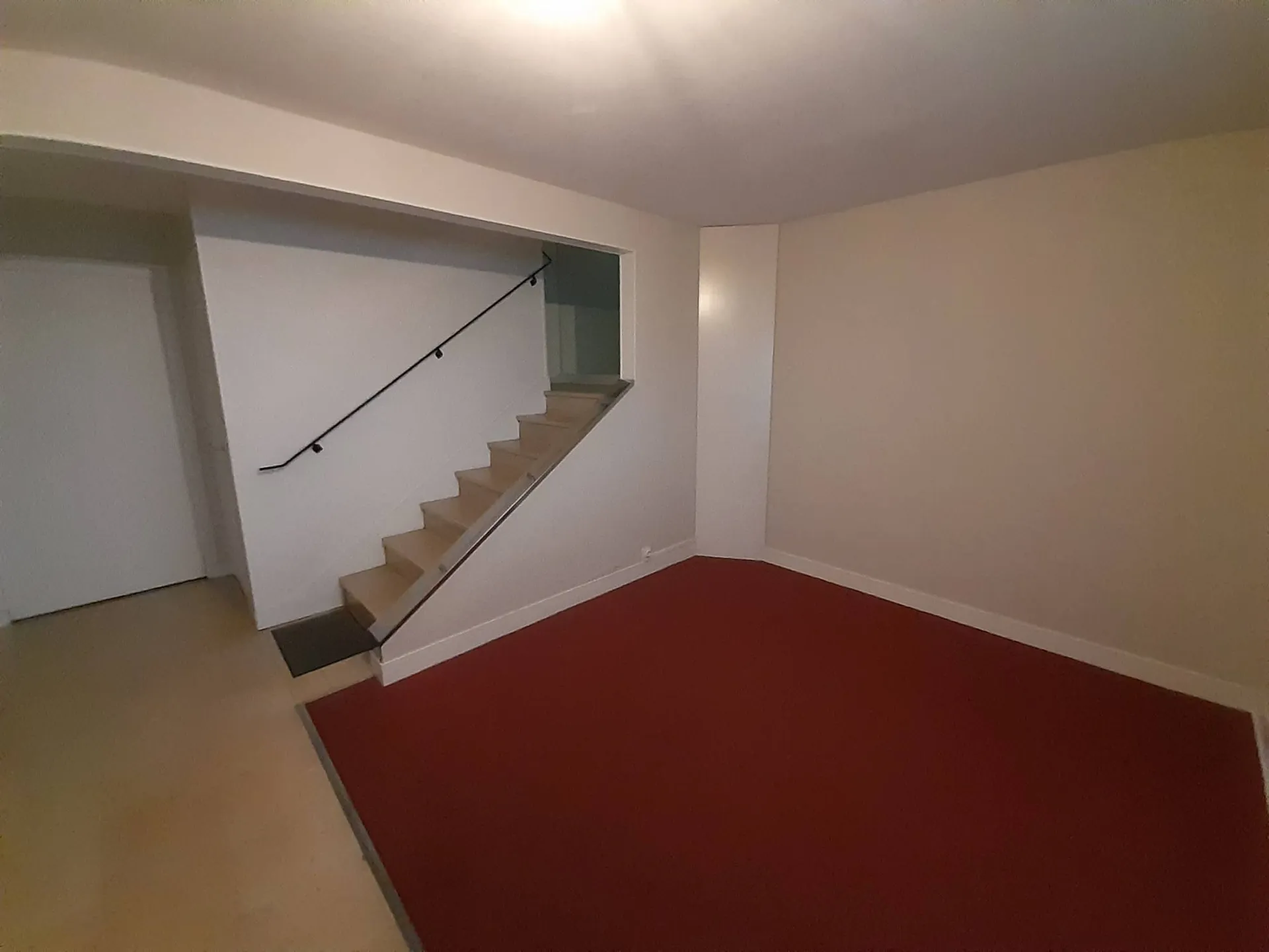 Maison de ville avec garage, deux caves et une buanderie