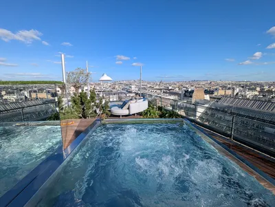 Fabrication sur mesure d'un spa inox avec paroi vitrée en angle: un projet en plein cœur de Paris!