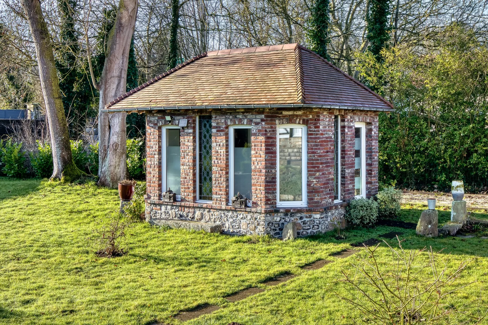 Le terrain de 2 344 m², plat et arboré, permet de profiter pleinement des extérieurs ou d’envisager des aménagements complémentaires.