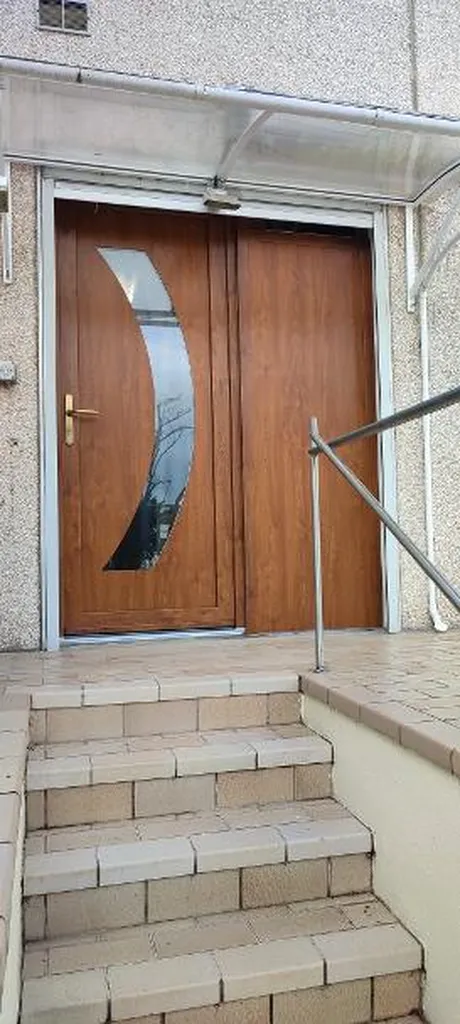 Porte d'entrée en PVC teinte chêne doré à Chevigny Saint Sauveur