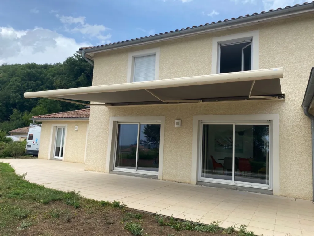 Vente et pose de stores bannes sur-mesure à Villefranche proche de Lyon
