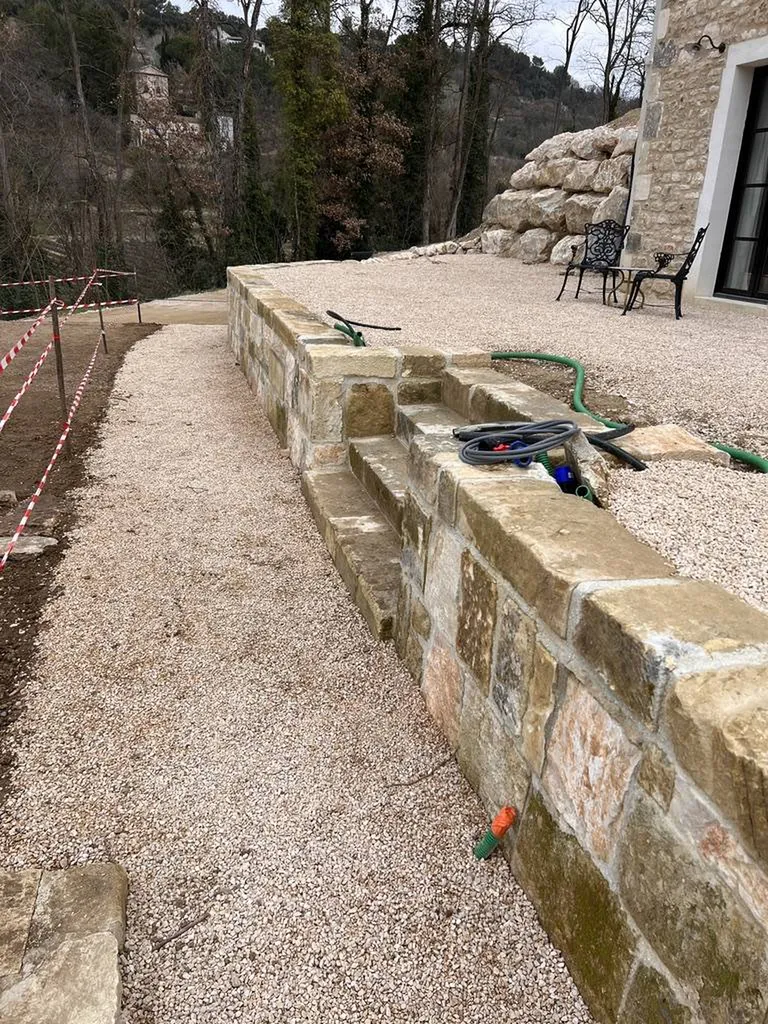 Réalisation d'une cour et d'un accès pour personne à mobilité réduite sur la commune de Menerbes