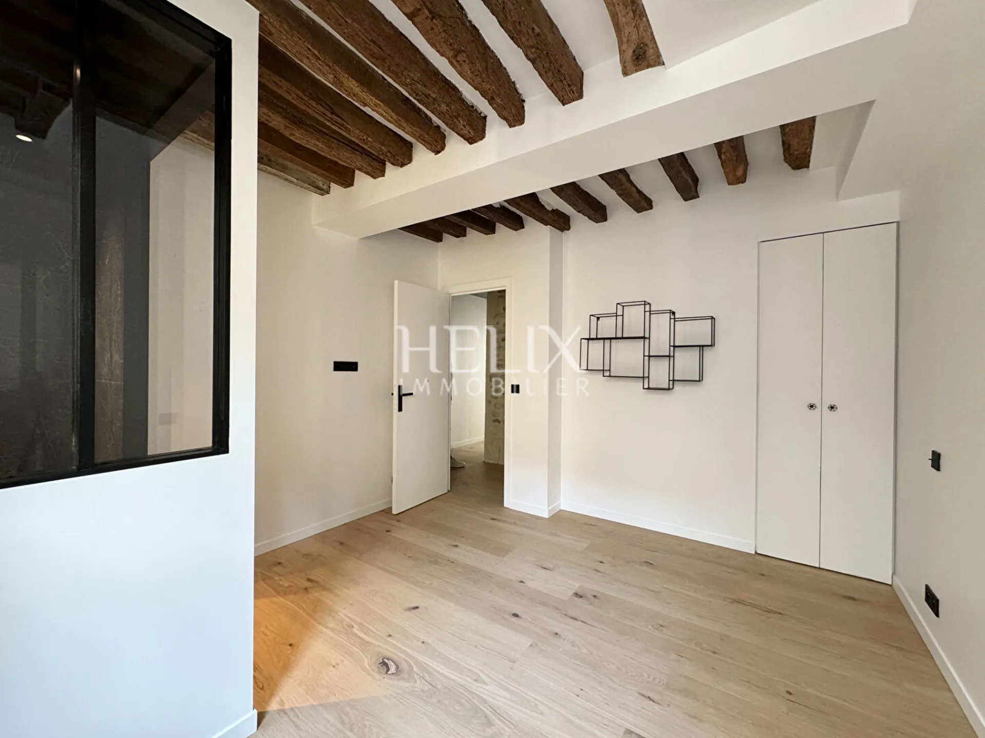 Appartement d'exception en duplex entièrement rénové par un architecte d'intérieur, beaucoup de charme situé au coeur du centre ville de Saint-Germain-en-Laye à 2 mn à pied du RER A.