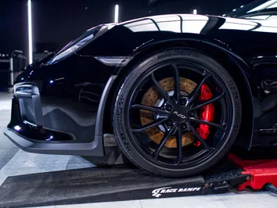 Détail de la Porsche Cayman GT4 après un polissage complet et un traitement céramique, créant une finition éclatante et une couche de protection contre les intempéries et la saleté.