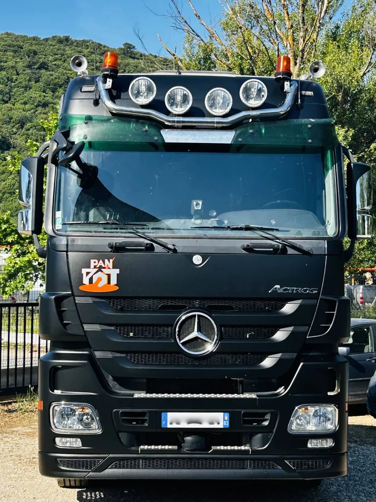 Covering noir mat sur un camion Mercedes-Benz Actros à Brignoles près de Rocbaron dans le Var