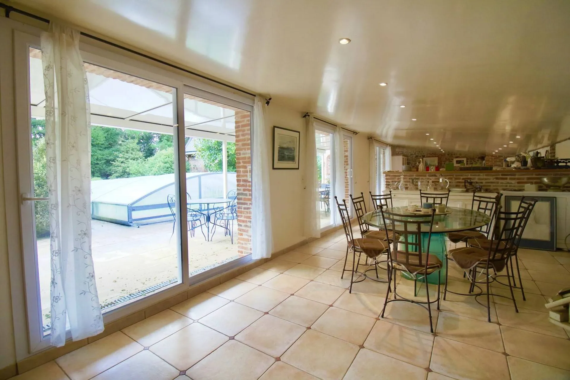 Propriété de 246 m² habitables sur son jardin de 3 680 m², fleuri et arboré, avec piscine, à 30 minutes de Rouen et de Dieppe, Seine Maritime, 76