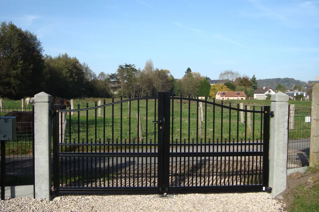 Portail Battant Authentique Sur-Mesure, Portail Motorisé en Aluminium et en Acier à Honfleur dans le Calvados 14