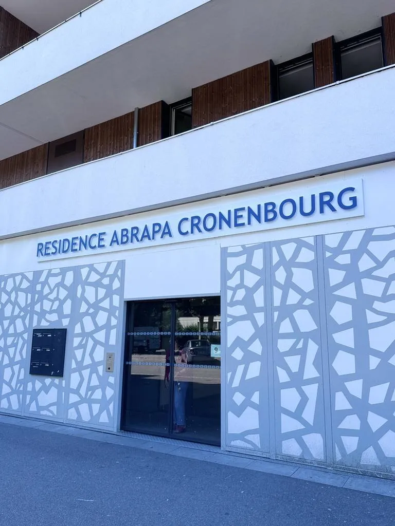 enseigne en caisson et lettre découpées