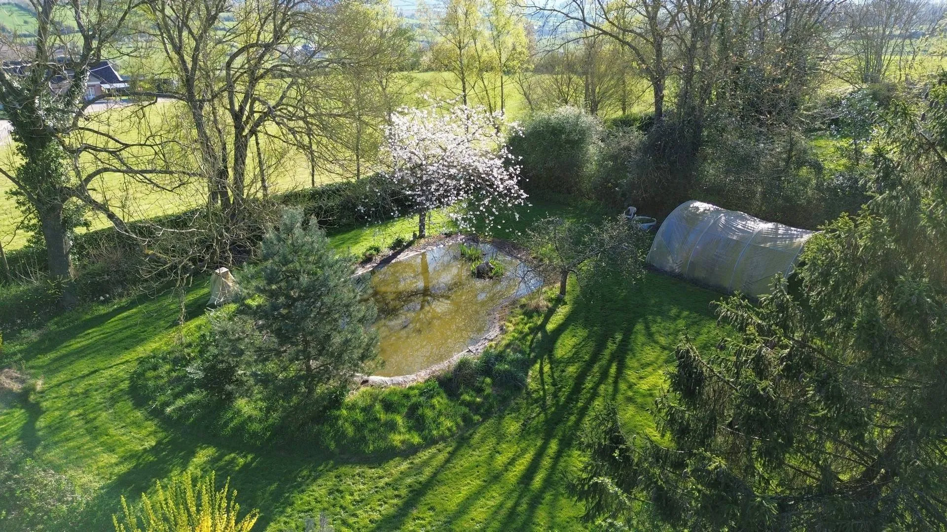 À vendre en Normandie : Longère de charme au calme : Un cadre de vie serein, verdoyant, à découvrir sans tarder.