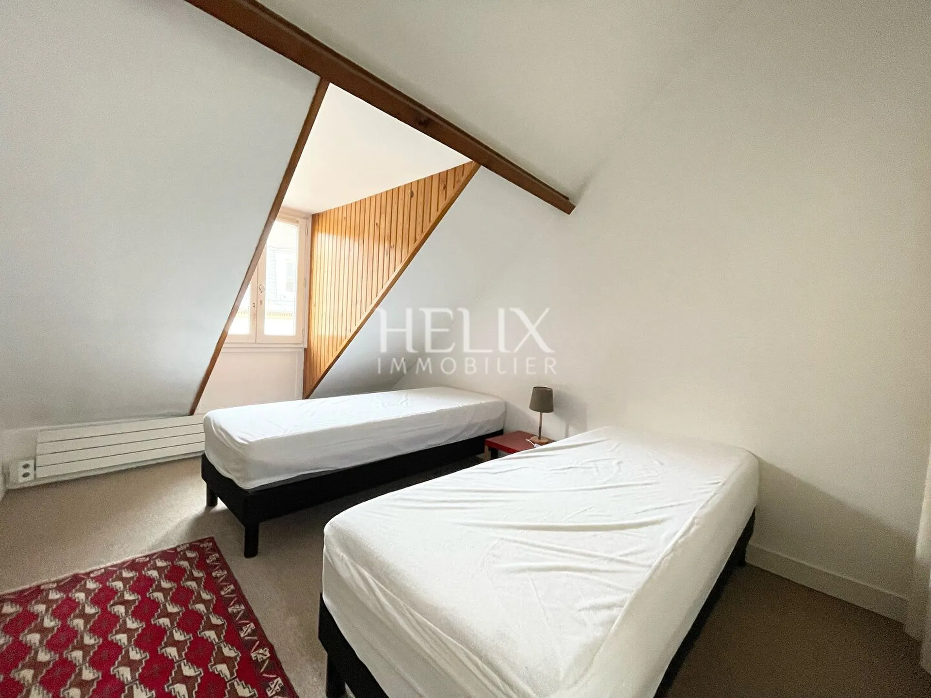 A vendre un appartement 3 pièces au dernier étage extrêmement lumineux de 69 M² au sol , le calme absolu, 2 minutes du RER A.