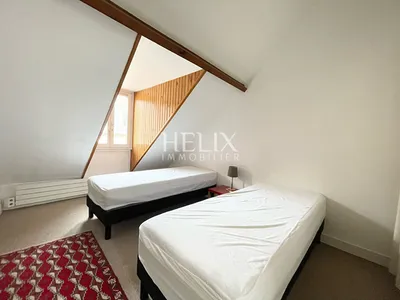 A vendre un appartement 3 pièces au dernier étage extrêmement lumineux de 69 M² au sol , le calme absolu, 2 minutes du RER A.