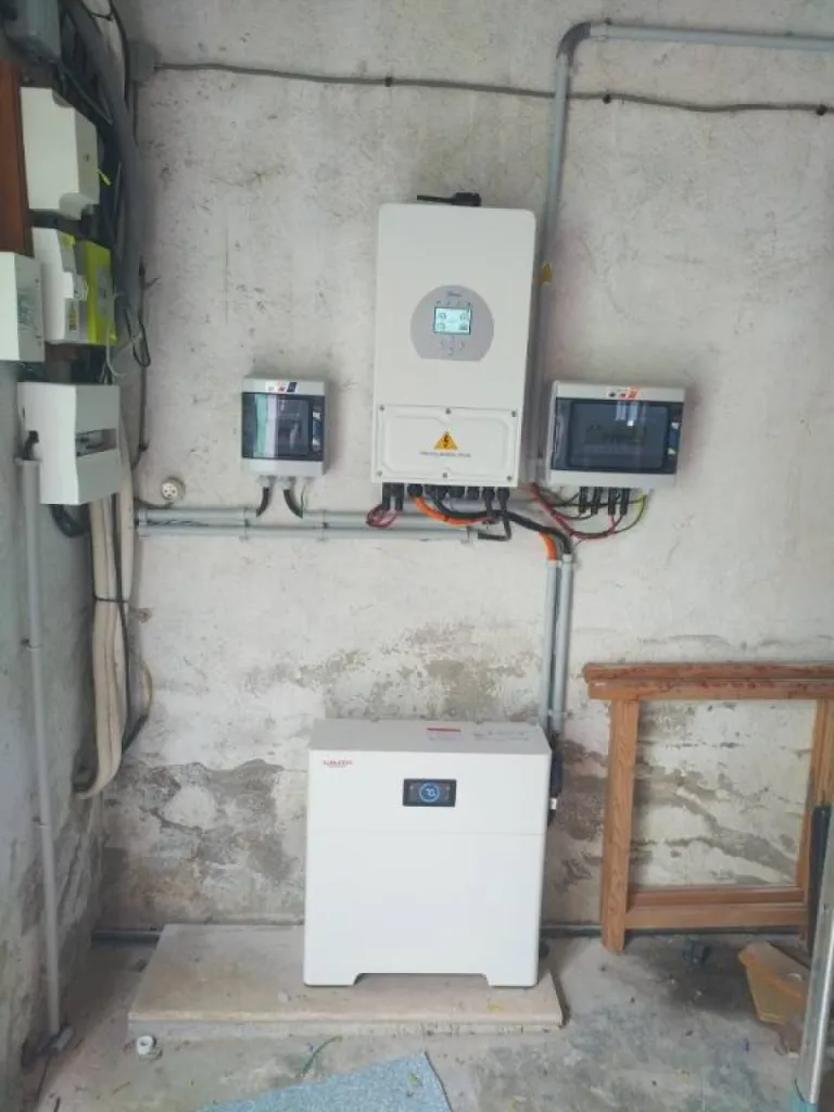 Installation de panneaux solaires couplé à une batterie physique MadENR pour stoker l'électricité
