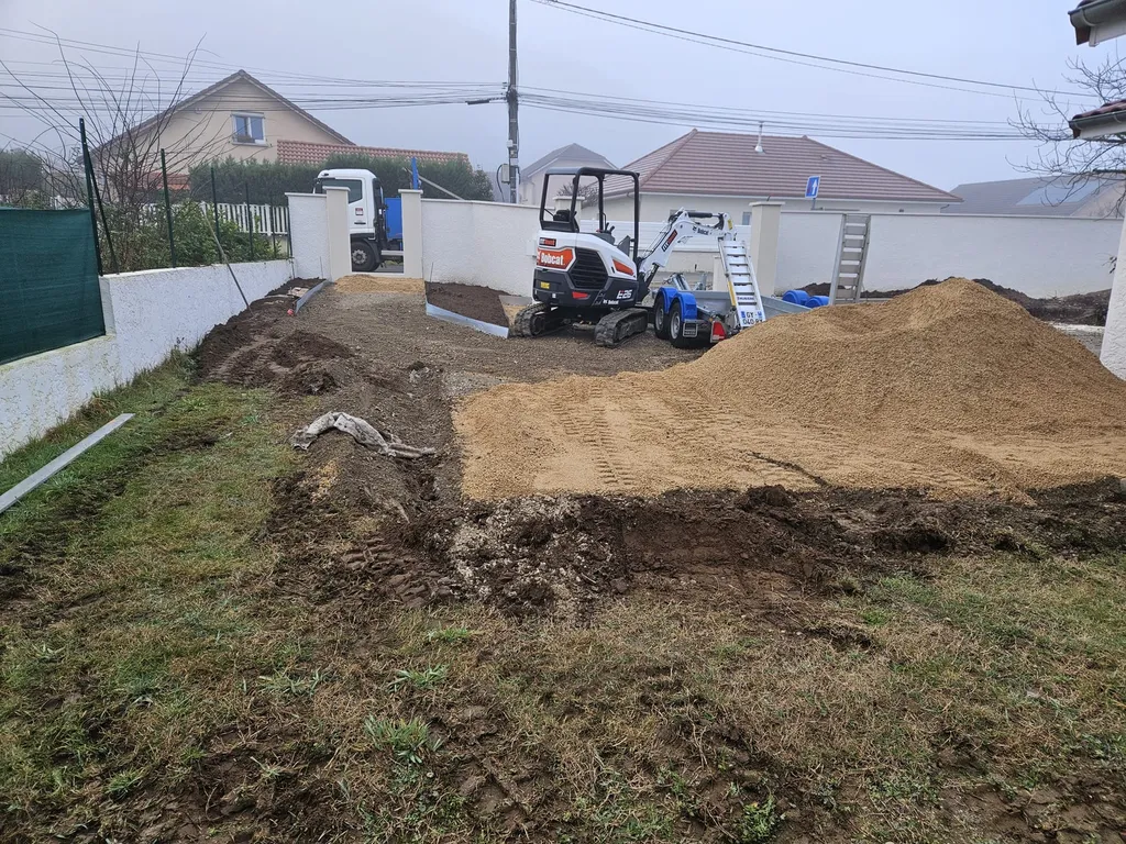 Devis pour aménagement extérieur incluant 69 mètres de bordures aluminium et la pose compactée de graviers de finition chez un particulier à Vertrieu (38390)