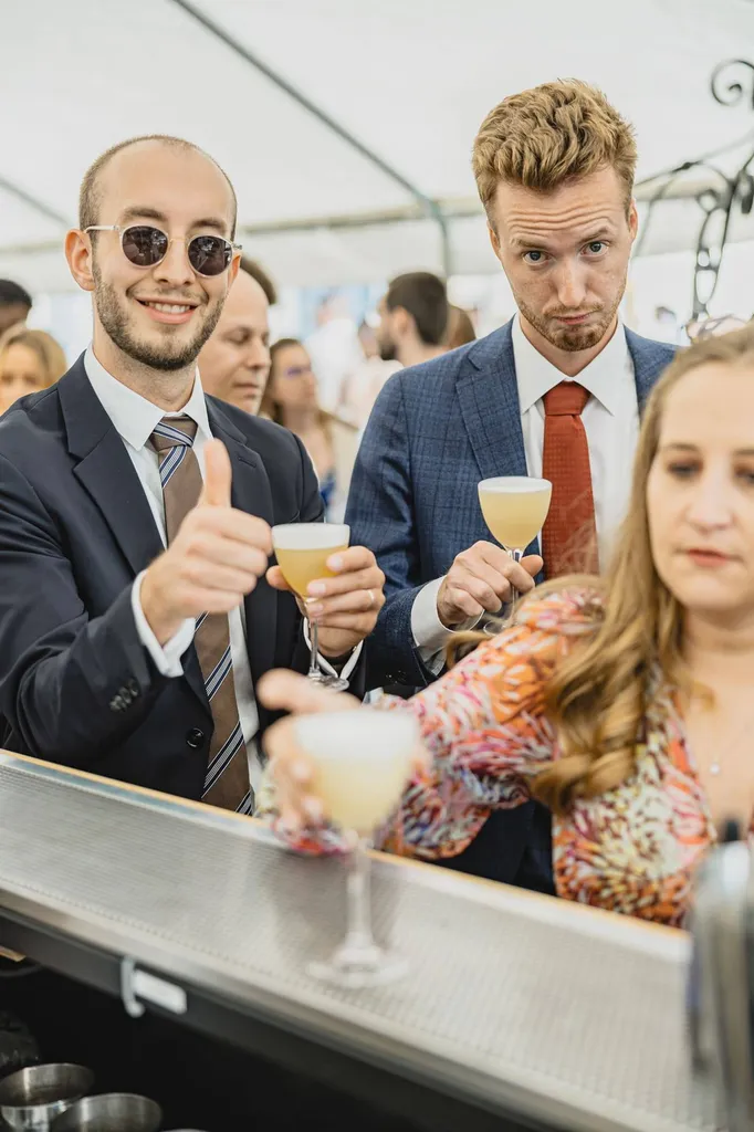 Un Moment Convivial Autour du Bar à Cocktails